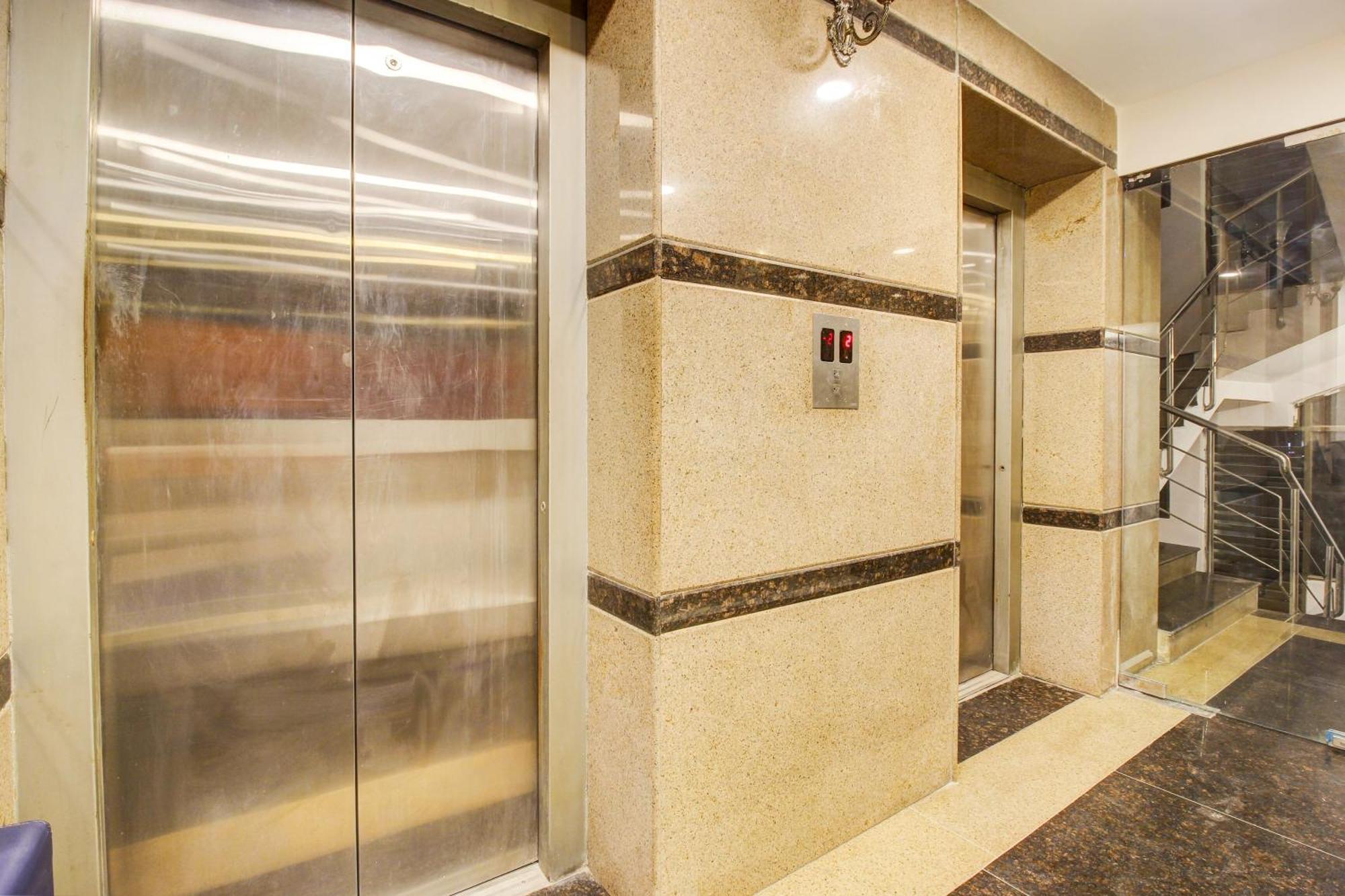 Super Townhouse Rcc Hotel Banjara Hills 하이데라바드 외부 사진