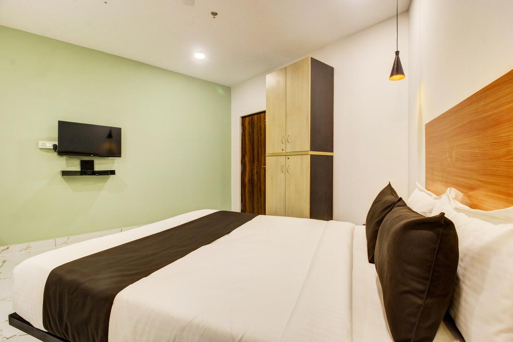 Super Townhouse Rcc Hotel Banjara Hills 하이데라바드 외부 사진