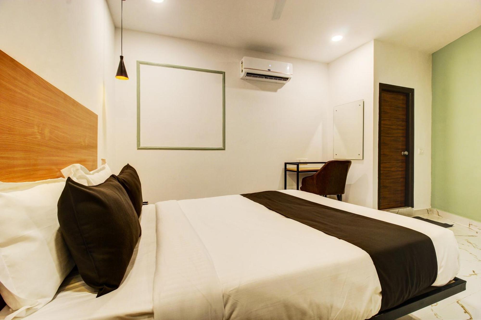 Super Townhouse Rcc Hotel Banjara Hills 하이데라바드 외부 사진