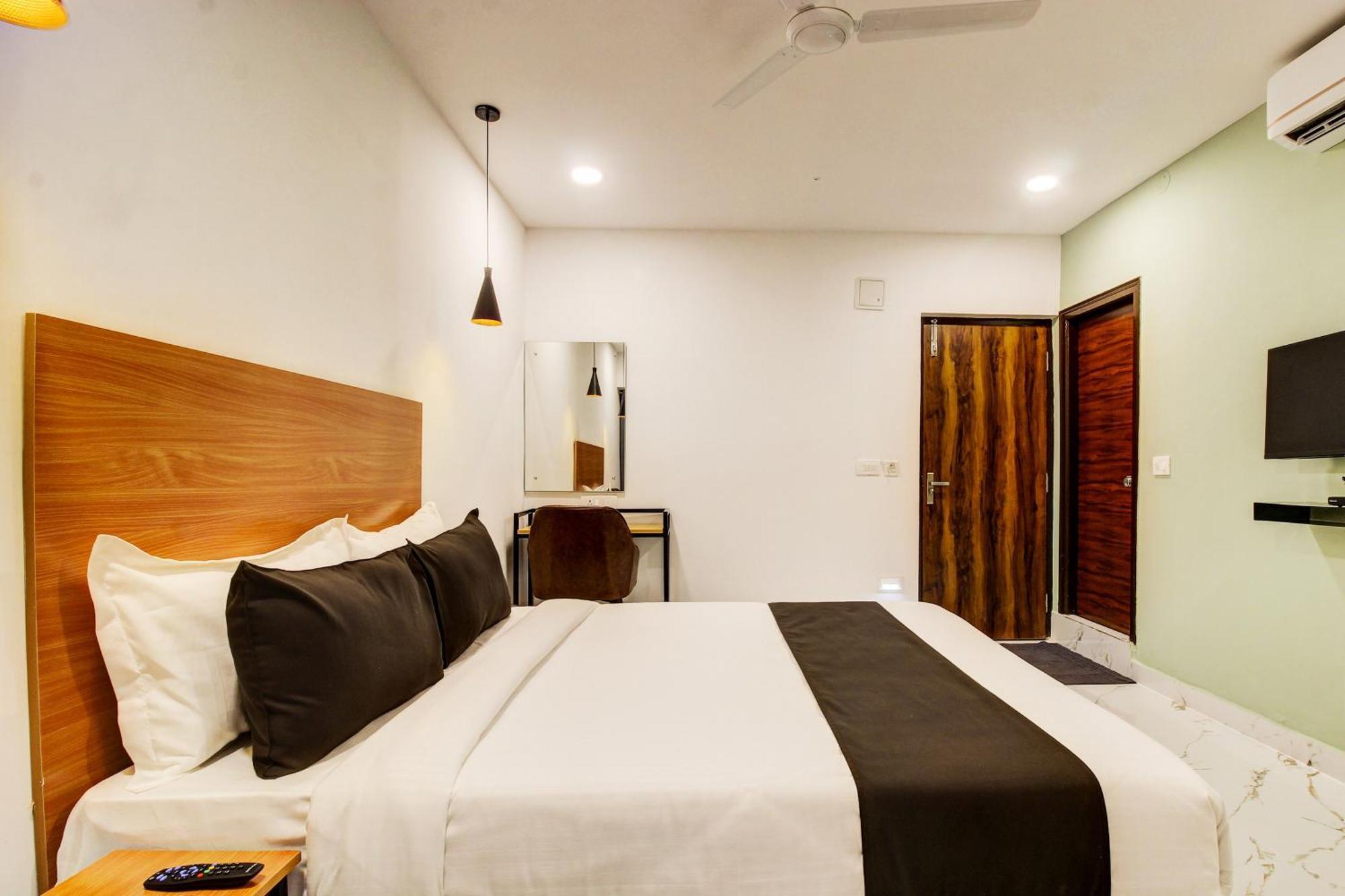 Super Townhouse Rcc Hotel Banjara Hills 하이데라바드 외부 사진