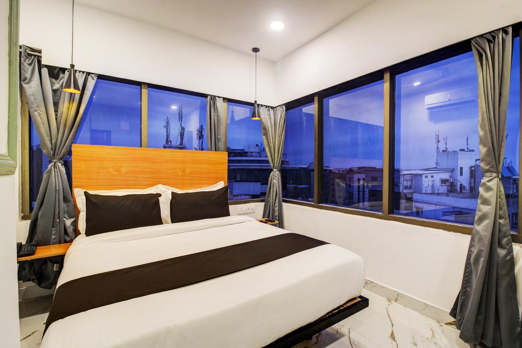 Super Townhouse Rcc Hotel Banjara Hills 하이데라바드 외부 사진