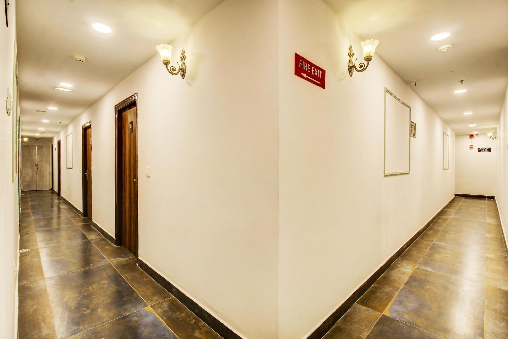 Super Townhouse Rcc Hotel Banjara Hills 하이데라바드 외부 사진