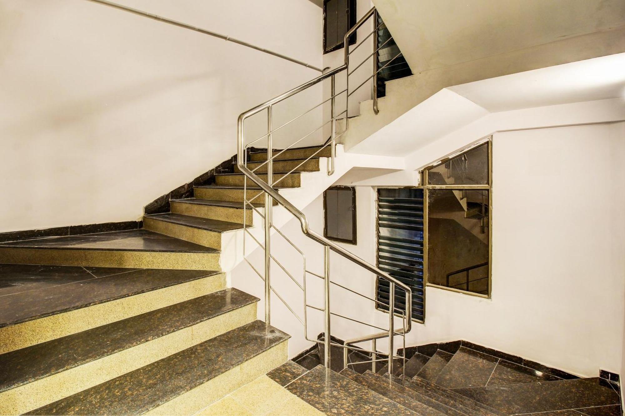 Super Townhouse Rcc Hotel Banjara Hills 하이데라바드 외부 사진