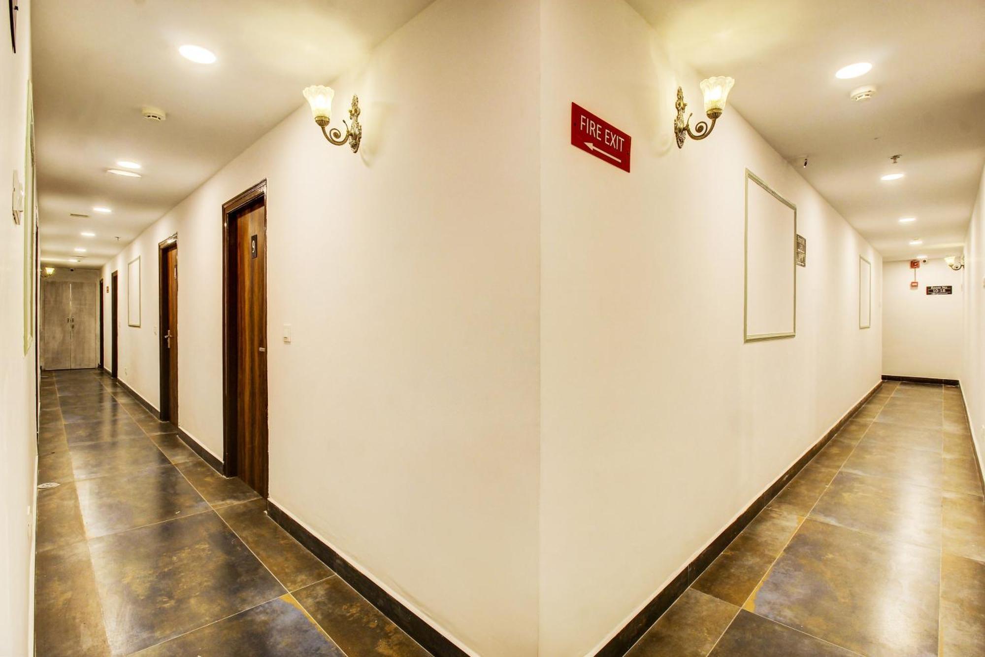 Super Townhouse Rcc Hotel Banjara Hills 하이데라바드 외부 사진