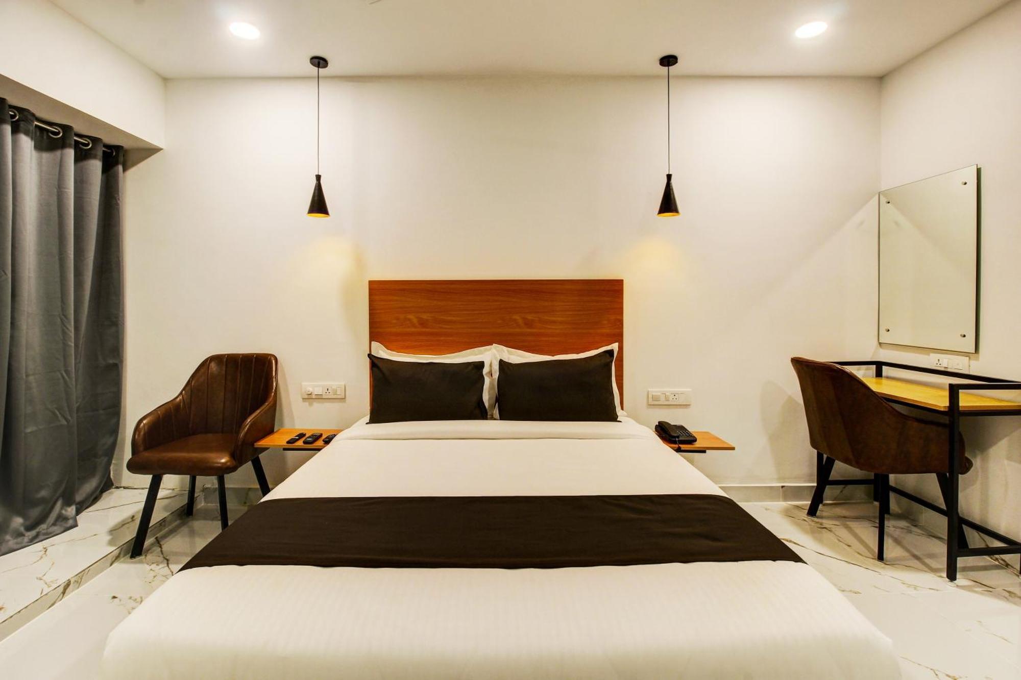 Super Townhouse Rcc Hotel Banjara Hills 하이데라바드 외부 사진