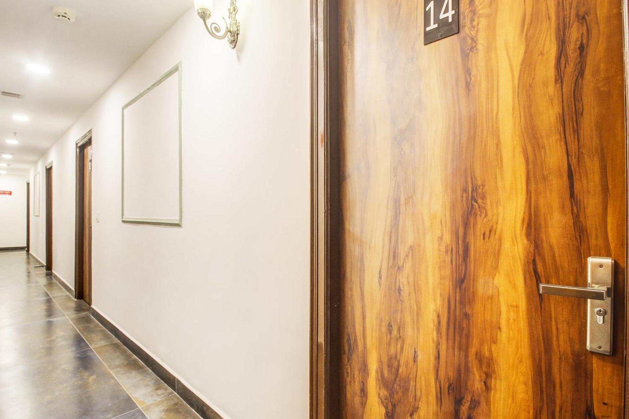 Super Townhouse Rcc Hotel Banjara Hills 하이데라바드 외부 사진